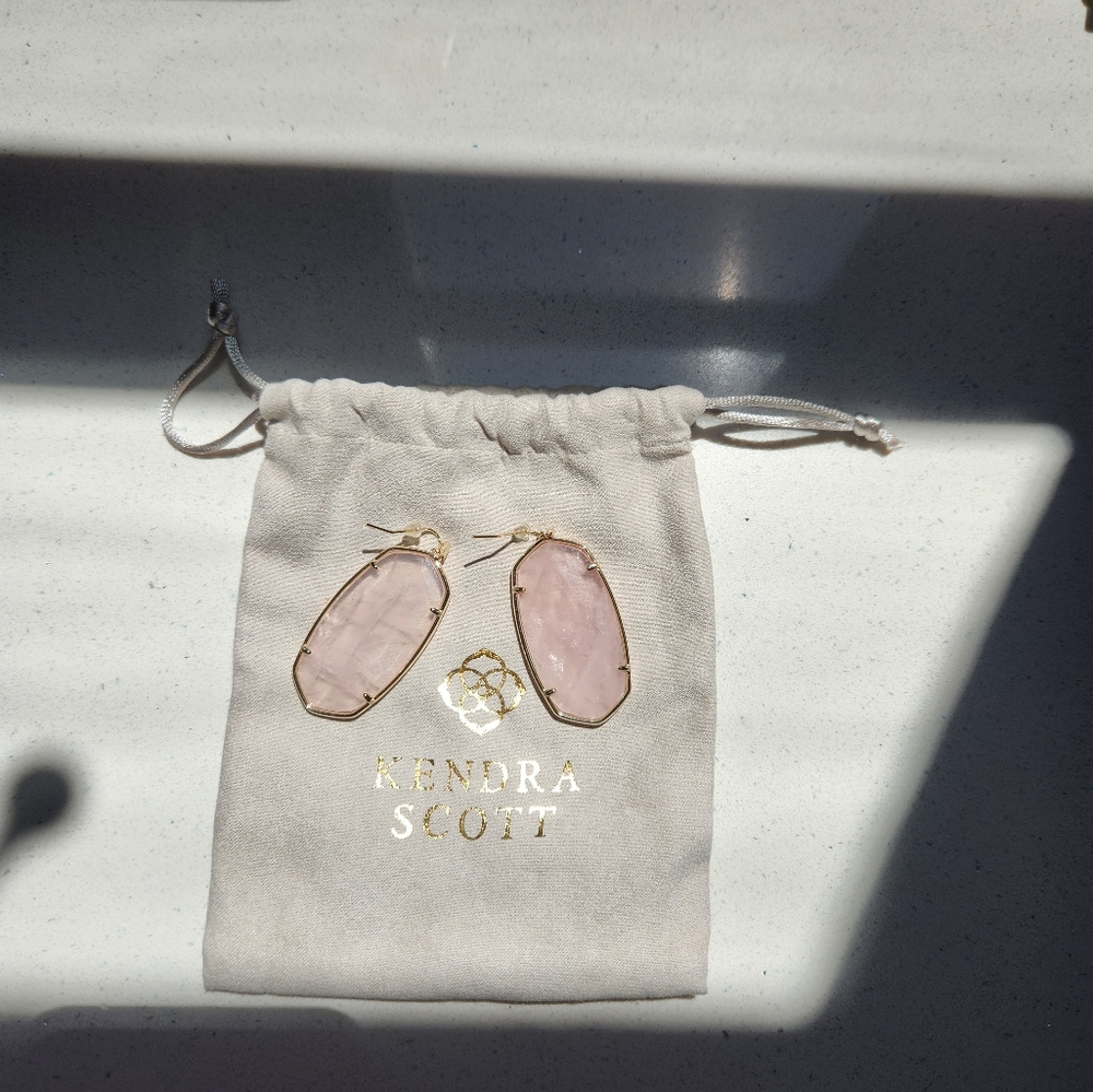 Kendra Scott Elle Gold Drop earrings in Rose Quartz